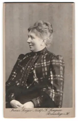 Fotografie G. Langner, Braunlage i. H., Dame im karierten Kleid