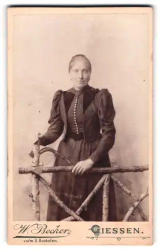 Fotografie W. Becker, Giessen, Bahnhofstrasse, Elegantes Porträt einer Dame