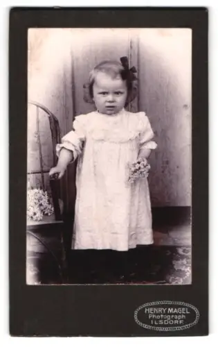 Fotografie Henry Magel, Ilsdorf, Ein kleines Kind mit Blumen