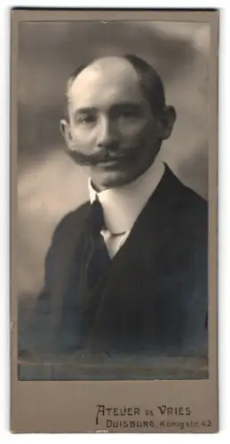 Fotografie Atelier de Vries, Duisburg, Königstr. 42, Porträt eines Herren mit Schnurrbart