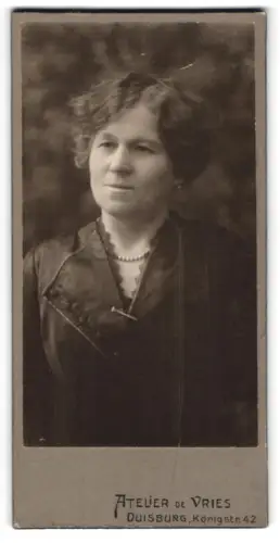 Fotografie Atelier de Vries, Duisburg, Königstr. 42, Frau mit Halskette