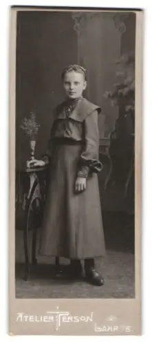 Fotografie Atelier Person, Lahr i. B., Mädchen in langem Kleid mit Blumenvase