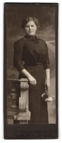 Fotografie Samson & Co., Karlsruhe, Kaiser-Passage 7, Frau mit Blumengesteck