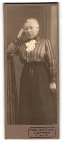 Fotografie Paul Schäfer, Barmen, Allee 14, Porträt einer Frau im Atelier