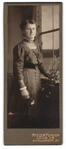 Fotografie Atelier Person, Lahr i. B., Schillerstr. 21, Frau mit Blumen am Fenster