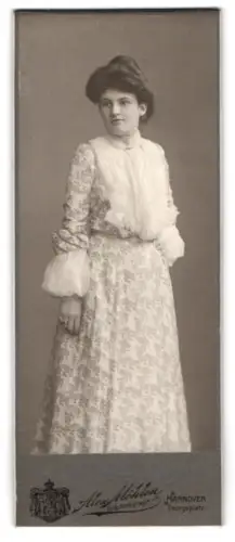 Fotografie Alex Nöthen, Hannover, Georgsplatz, Dame im eleganten Kleid