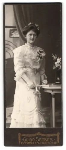 Fotografie Guido Seeber, Chemnitz i. S., Theaterstrasse 22, Dame in eleganter Pose