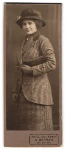 Fotografie Paul Schäfer, Barmen, Allee 14, Dame im eleganter Kleidung