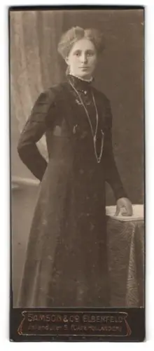 Fotografie Samson & Co, Elberfeld, Islandufer 5, Porträt einer Dame am Tisch