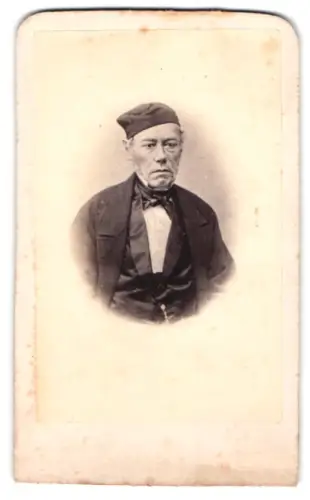 Fotografie J. Klauer, Offenbach a. M., am Bahnhof, Porträt eines älteren Mannes mit Mütze