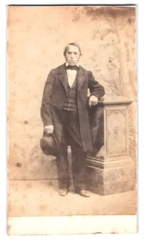 Fotografie C. Schumacher, Offenbach a. M., Eleganter Herr im Anzug