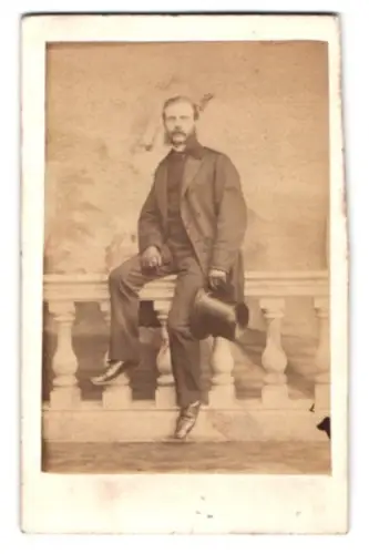 Fotografie C.T. Newcombe, London, Fenchurch Street 135, Portrait eines eleganten Herrn mit Zylinder