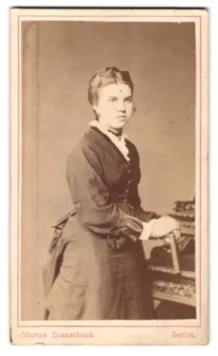 Fotografie Martin Dienstbach, Berlin, Ritterstrasse 40, Frau im dunklen Kleid