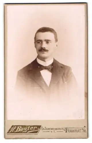 Fotografie H. Bogler, Frankfurt a. M., Gr. Eschenheimerstr. 41, Eleganter Herr mit Schnurrbart