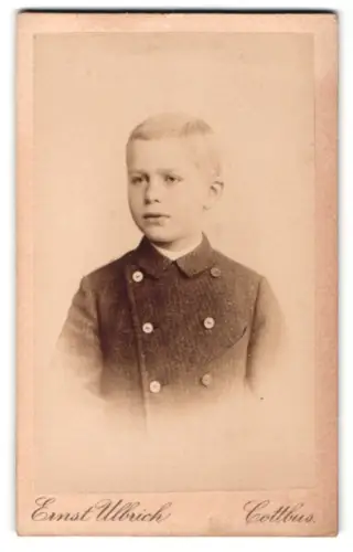 Fotografie Ernst Ulbrich, Cottbus, Gymnasialstrasse, Junge in feinem Mantel