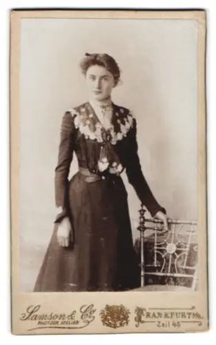 Fotografie Samson & Co, Frankfurt am Main, Zeil 46, Dame im eleganten Kleid