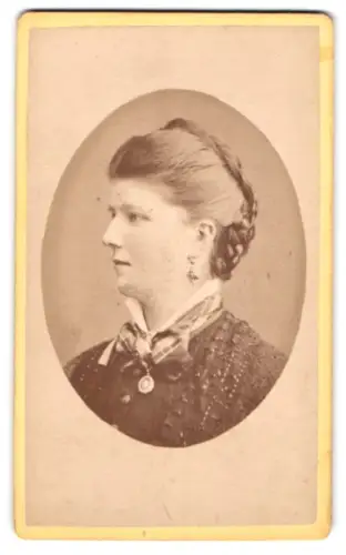 Fotografie L. Wagner, Wiesbaden, Taunus Str. 12, Profilansicht einer Dame