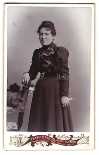 Fotografie Franz Orth, Aschaffenburg, Alexandrastrasse 19, Frau in elegantem Kleid