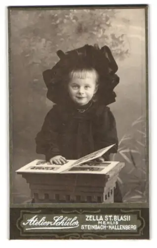 Fotografie Atelier Schüler, Zella St. Blasii, Kind mit grossem Hut