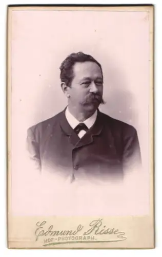 Fotografie Edmund Risse, Berlin, Unter den Linden 11, Porträt eines Mannes mit Schnurrbart