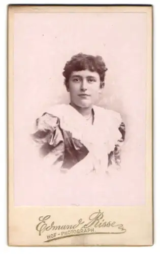 Fotografie Edmund Risse, Berlin, Unter den Linden 11, Porträt einer eleganten Dame