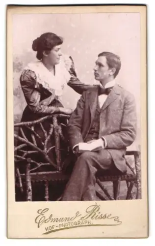 Fotografie Edmund Risse, Berlin, Unter den Linden 11, Paar auf rustikaler Bank