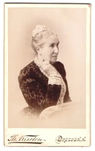 Fotografie Th. Kirsten, Dresden, Bautznerstr. 12, Porträt einer älteren Dame