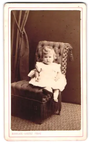 Fotografie Kohler-Dietz, Mulhouse, Passage de l`Hôpital 12, Kind auf gepolstertem Stuhl