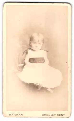 Fotografie R. U. Harman, Bromley, High Street 75, Kleines Kind mit hellem Kleid