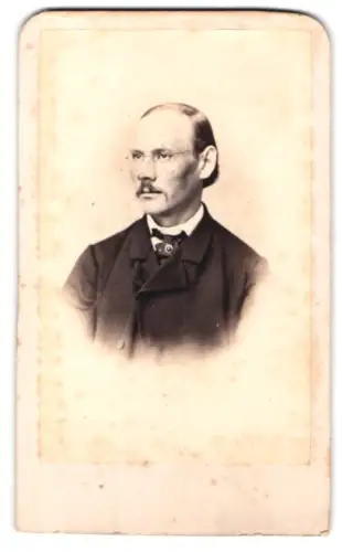 Fotografie J. Klauer, Offenbach am Main, Porträt eines Mannes mit Brille