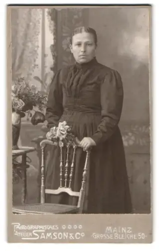 Fotografie Samson & Co., Mainz, Grosse Bleiche 50, Dame in schwarzem Kleid