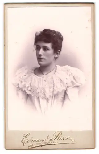 Fotografie Edmund Risse, Berlin, Unter den Linden 11, Elegantes Portrait einer Dame
