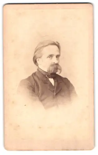 Fotografie Hermann Selle, Potsdam, York-Strasse 4, Porträt eines Herren mit markantem Schnurrbart