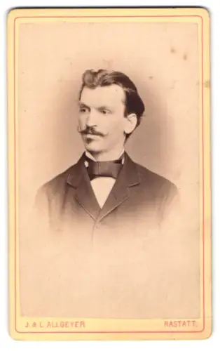 Fotografie J. & L. Allgeyer, Rastatt, Kapellenstr. 11, Porträt eines Herrn mit Schnurrbart