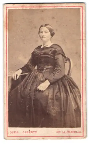 Fotografie Wilhelm Olbertz, Aachen, Comphausbadstrasse 29, Dame im eleganten Kleid