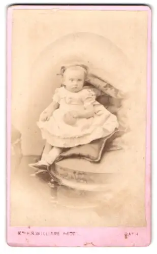 Fotografie Mrs. H. R. Williams, Bath, Milsom Street 35, Kind auf einem Stuhl