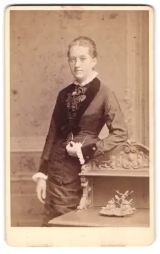 Fotografie Georg Aulmann, Offenbach a. M., Hospitalstrasse 16, Porträt einer eleganten Dame