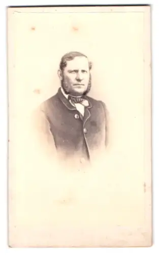 Fotografie C. Schumacher, Offenbach am Main, Porträt eines Mannes im Atelier