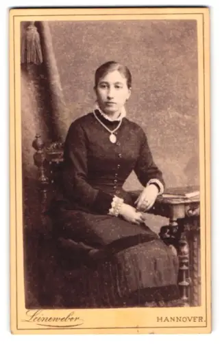 Fotografie G. W. Leineweber, Hannover, Georgstrasse 11, Frau sitzt an einem Tisch