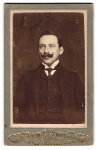 Fotografie unbekannter Fotograf und Ort, Porträt eines Herren mit Schnurrbart
