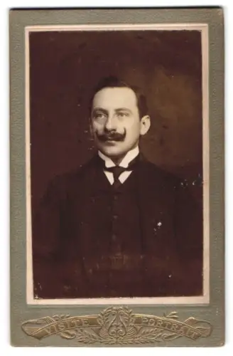 Fotografie unbekannter Fotograf und Ort, Porträt eines eleganten Mannes mit Schnurrbart