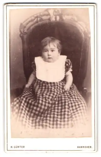 Fotografie H. Günter, Hannover, Marienstrasse 7, Kleinkind im karierten Kleid