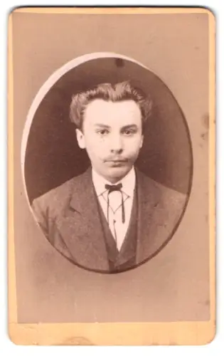 Fotografie G. Adam Stamm, Frankfurt am Main, Allerheiligenstrasse 20, Portrait eines jungen Mannes