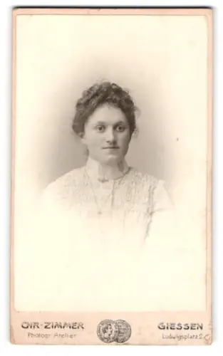 Fotografie Chr. Zimmer, Giessen, Ludwigplatz 2, Elegantes Porträt einer Frau