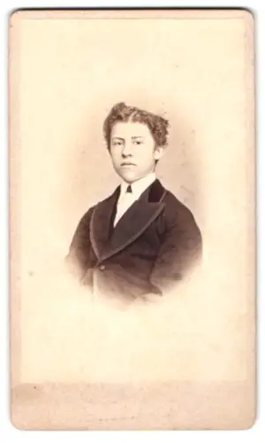 Fotografie Georg Aulmann, Offenbach a. M., Hospitalstrasse 16, Porträt eines jungen Mannes