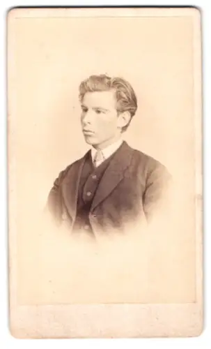 Fotografie Georg Aulmann, Offenbach a. M., Hospitalstrasse 16, Elegantes Porträt eines jungen Mannes