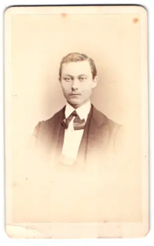 Fotografie Georg Aulmann, Offenbach a. M., Hospitalstrasse 16, Porträt eines ernsthaften jungen Mannes