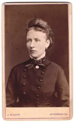 Fotografie J. Klauer, Offenbach a. M., Domstrasse 65, Porträt einer eleganten Dame