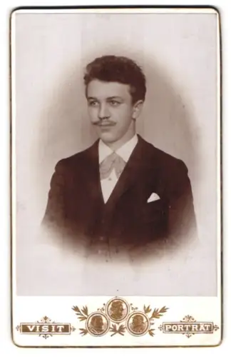 Fotografie unbekannter Fotograf und Ort, Elegantes Herrenporträt mit Anzug