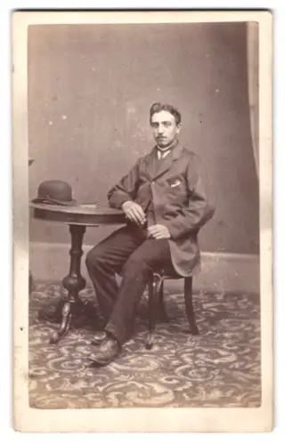 Fotografie J. Foote, Bath, Broad Street 8, Herr im Anzug an einem Tisch sitzend